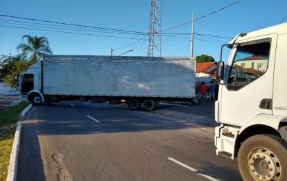 Caminhão de grande porte 'preso no asfalto' interdita avenida