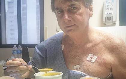 Indicando que se recupera, Bolsonaro publica foto almoçando no hospital