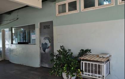 Mulher lembra do passado e bate no marido com garrafa de cerveja&nbsp;