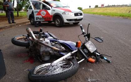 Motociclista sofre ferimentos graves ao bater na traseira de caminhão