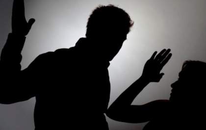 Mulher é brutalmente espancada na frente do filho de 1 ano e 6 meses