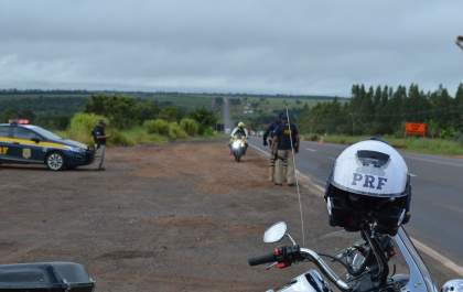 Homem tenta destruir a moto com tijolo depois de ser autuado pela PRF