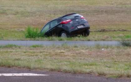 Carro furtado é abandonado após cair em canaleta em rodovia