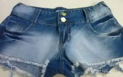 Homem desce de ônibus e rasga short da namorada por considerá-lo curto