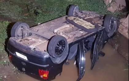 Adolescente morre após carro cair em rio durante suposto racha