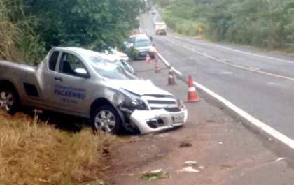 Estouro de pneu resulta em capotamento de viatura funerária