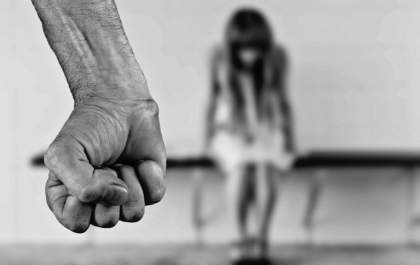 Homem é preso após agredir e atirar garrafas na companheira