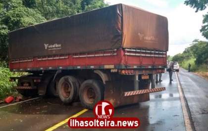Rodovia dos Barrageiros fica interditada após caminhão bater em barranco