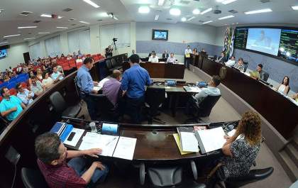 Aprovação de função gratificada gera discussão sobre indicações para cargos