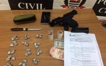 Jovem é preso pelo GOE com drogas e pistola de brinquedo