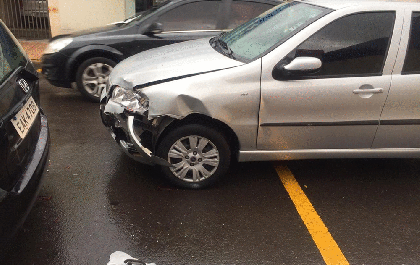 Motorista passa mal e colide com carro estacionado