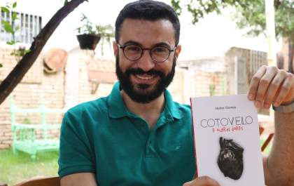 Ator e diretor lança livro sobre 'dor de cotovelo' em Araçatuba