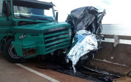 Homem morre em colisão de carro com caminhão sobre ponte no Tietê