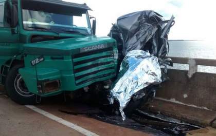 Colisão entre carro e caminhão deixa um morto na ponte de Pereira Barreto