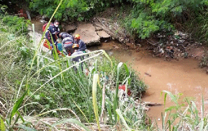 Homem de 28 anos morre ao cair em ribanceira