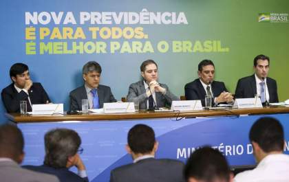 Trabalhador contribuirá 40 anos para se aposentar com 100% do salário