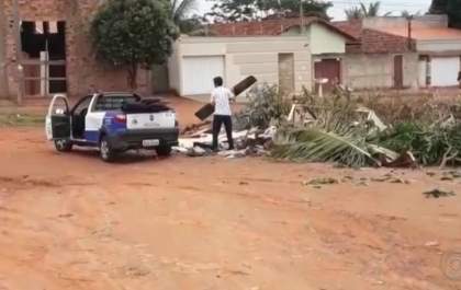 Prefeito grava vídeo repudiando descarte de entulho em área verde por funcionário da Prefeitura