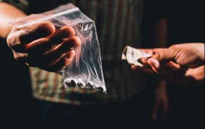 Homem é preso traficando drogas próximo a escola&nbsp;