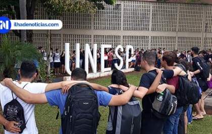 Após corte de 160 vagas, Alunos e professores dão abraço simbólico no prédio da UNESP