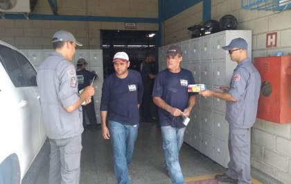 Bombeiros distribuem panfletos em fábrica para prevenir acidentes de trânsito