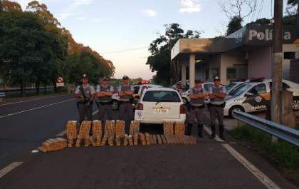 Mulher é presa transportando 400 tabletes de maconha