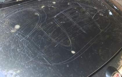 Estudante tem o carro vandalizado durante festa universitária