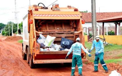 Funcionário fica ferido após ser atingido pelo caminhão de lixo