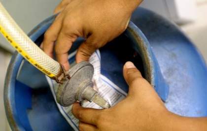 Homem desconecta mangueira do gás e tenta matar mulher e enteados