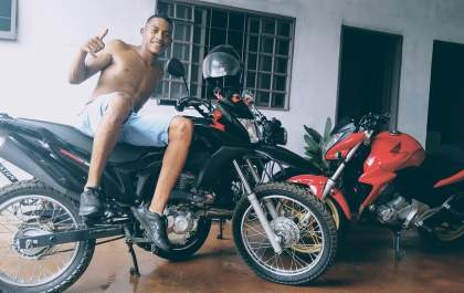Estado de saúde do motociclista que bateu em árvore é grave