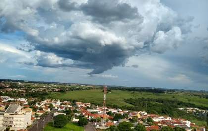 Frente fria mantém tempo chuvoso até sexta-feira