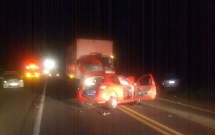 Dois morrem em colisão de carro com caminhão na rodovia