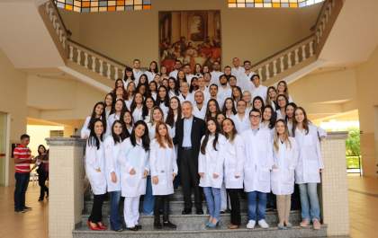 Alunos de medicina participam da cerimônia de entrega dos jalecos