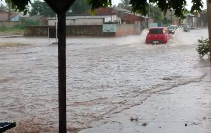 Temporal de poucos minutos causa estragos e deixa moradores ilhados