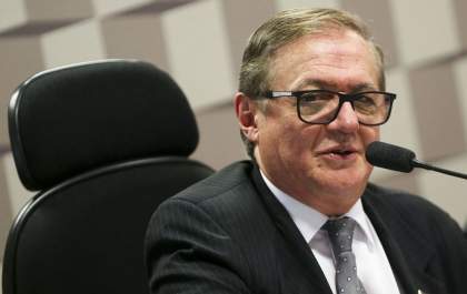 Ministro diz que 'percebeu erro' e muda comunicado às escolas sobre Hino
