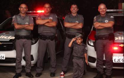 Policiais militares fazem a alegria de menino em festa de aniversário de 4 anos