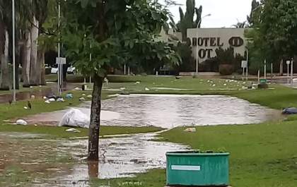 Enxurrada carrega lixo para a Lagoa Maior de Três Lagoas