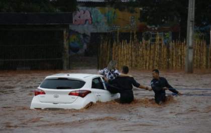 Presos no carro mãe e filho são resgatados em meio a enchente