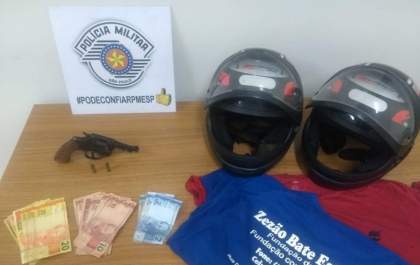 Placa de moto ajuda polícia prender acusado de roubo e apreender revólver