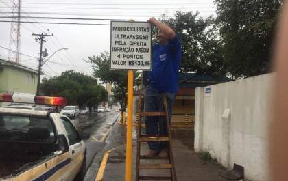 Placas alertam para multas por ultrapassagens irregulares