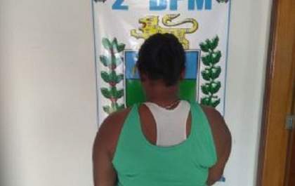 Jovem acusada de tráfico de drogas é presa durante ação da PM
