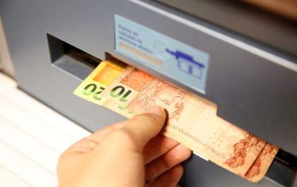 Bancos abrem em horário especial hoje