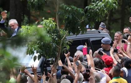 Emocionado, Lula deixa funeral do neto Arthur em São Bernardo do Campo (SP)