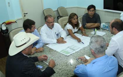 Diretores de hipermercado discutem com Guerreiro obras do empreendimento