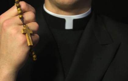 Padre é preso por abusar sexualmente de dois coroinhas, menores de 14 anos