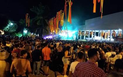 Foliões lotam praça central no Carnavenida em Piacatu