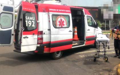 Jovem sofre fraturas expostas em grave acidente entre moto e carro