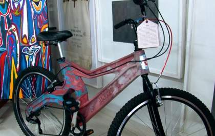 Conheça a primeira bicicleta feita com plástico reciclado no mundo