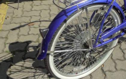 Aposentado com bicicleta elétrica morre após bater em caminhão