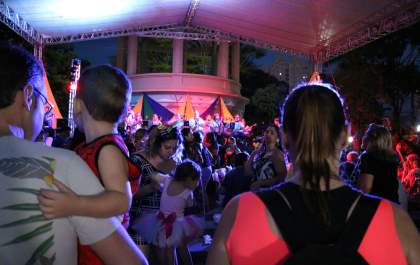 Carnaval de rua atrai centenas de pessoas em Araçatuba&nbsp;
