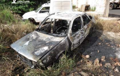 Veículo que estava estacionado em local abandonado fica totalmente destruído por fogo